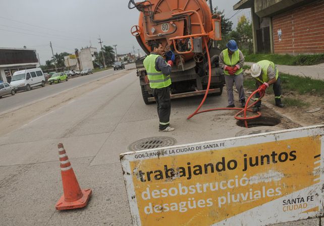 Por la emergencia hídrica intensifican los trabajos de limpieza en los desagües