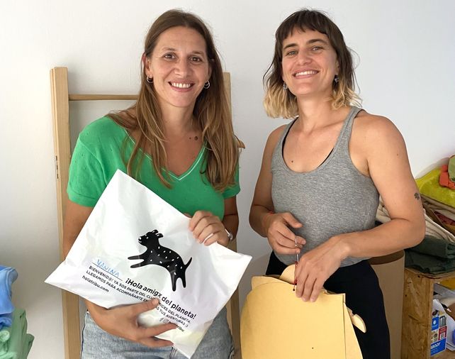 Melisa Benevides y Lia Vites idearon su propia marca de ropa tras trabajar unos años en la industria textil.