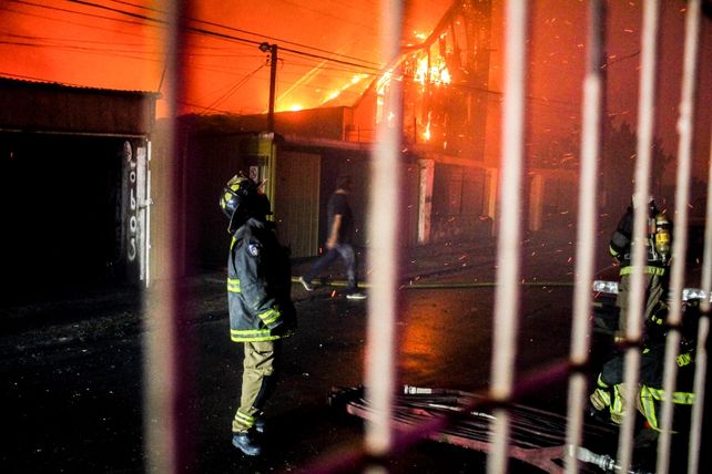 Al menos 19 muertos en Chile por incendios en la zona de Valparaiso