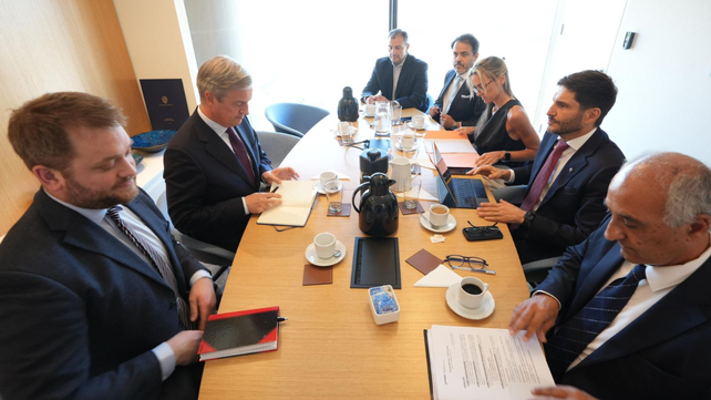 El cónclave en la Capital Federal. Pullaro y el embajador europeo con sus equipos