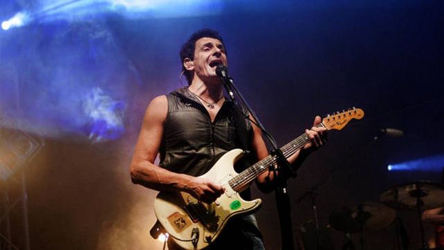 El cantante y líder de Divididos donó una de sus guitarras a la organización La Garganta Poderosa para rifar y recolectar fondos para los comedores comunitarios.