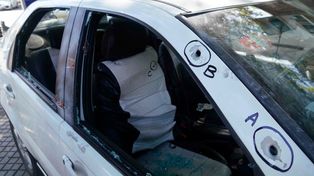 Doble crimen en Tablada: el taxi de José Luis Assale, donde fue asesinado junto a Carlos Uriel Acosta.&nbsp;