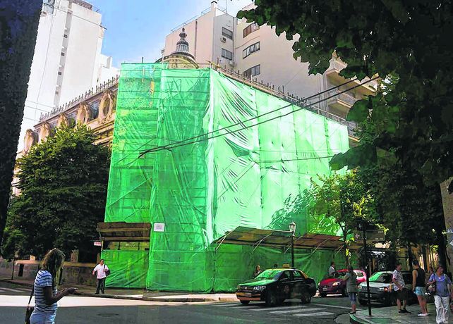 Fachada. El presupuesto 2017 de la UNR prevé un aumento de partidas destinadas a conservar los edificios. La sede de Rectorado arrancó en enero. &nbsp; 
