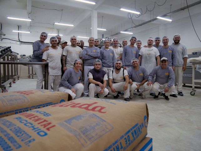 Sonrientes: El equipo de la planta de Fucci en break para la foto con Negocios.