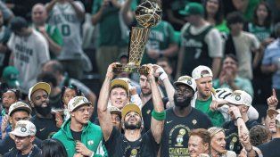 Los jugadores de Boston Celtics festejan el título.