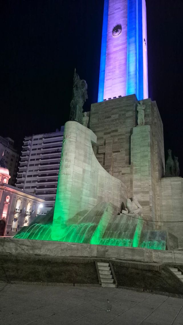 Las obras de restauración del Monumento a la Bandera incluyeron la recuperación de las fuentes de agua de la proa.