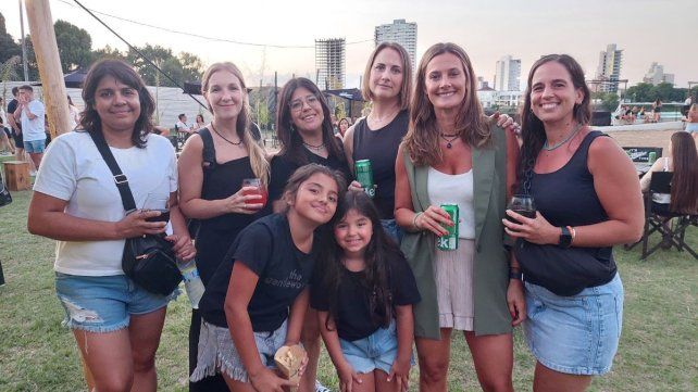 Un grupo de amigas disfrutando de la costa