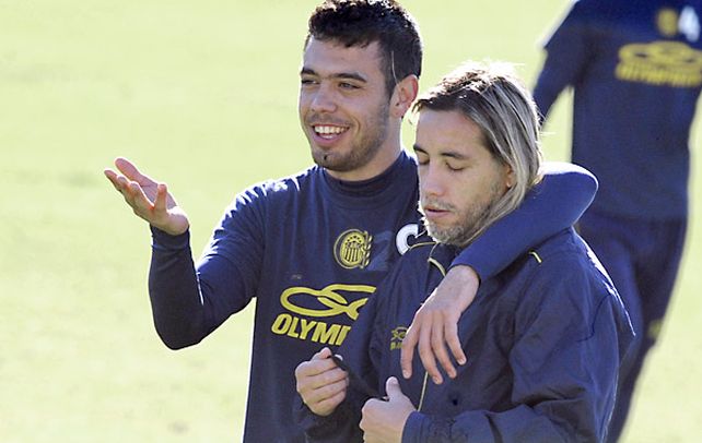 Esperan felices el segundo objetivo. Nery Domínguez abraza a Néstor Bareiro