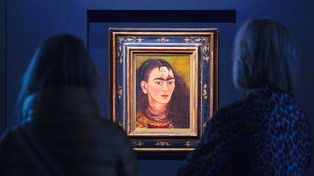 Visitantes de la casa Sothebys en Nueva York aprecian la pintura antes de ser rematada.