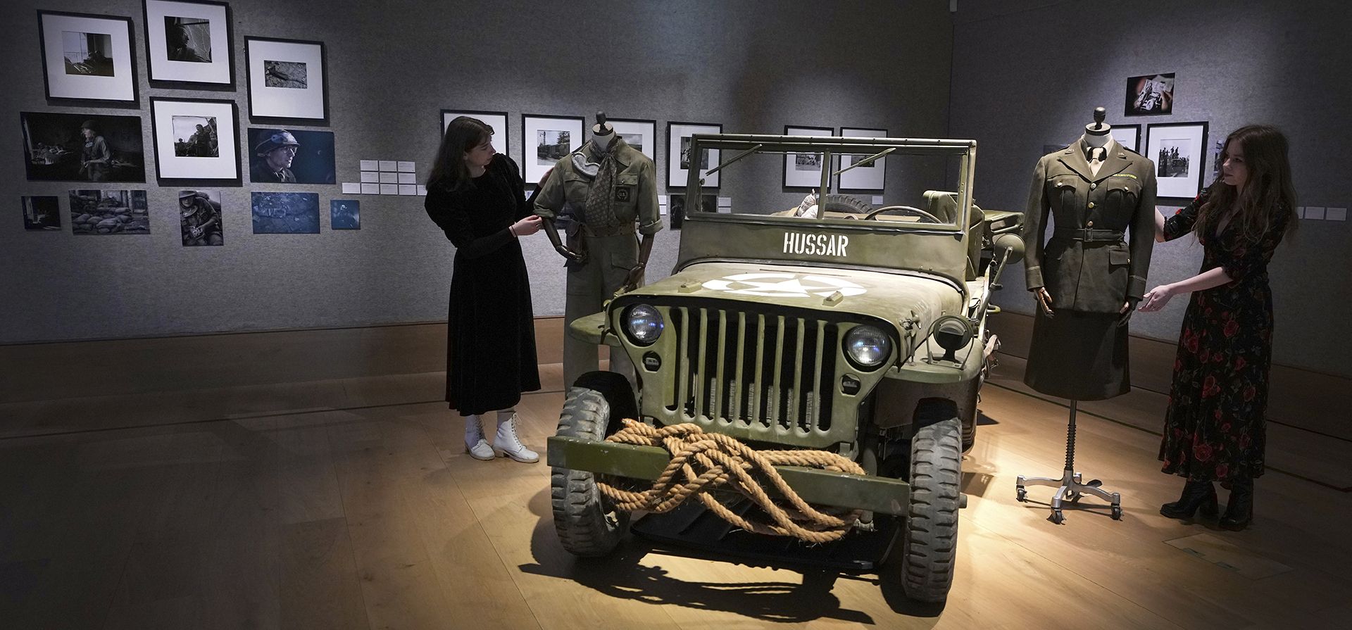 Un empleado de Bonhams ajusta un uniforme de réplica en la exposición de Lee Miller 'Lee y LEE'. La exposición incluye accesorios de la película LEE, un Jeep de la Segunda Guerra Mundial y fotografías de Lee Miller e imágenes equivalentes del set de la película. La exposición se realizará del 13 al 24 de enero en Bonhams New Bond Street en Londres, el lunes 13 de enero de 2025. (Foto AP/Kirsty Wigglesworth) Un empleado de Bonhams ajusta un uniforme de réplica en la exposición de Lee Miller 'Lee y LEE'. La exposición incluye accesorios de la película LEE, un Jeep de la Segunda Guerra Mundial y fotografías de Lee Miller e imágenes equivalentes del set de la película. La exposición se realizará del 13 al 24 de enero en Bonhams New Bond Street en Londres, el lunes 13 de enero de 2025. (Foto AP/Kirsty Wigglesworth)