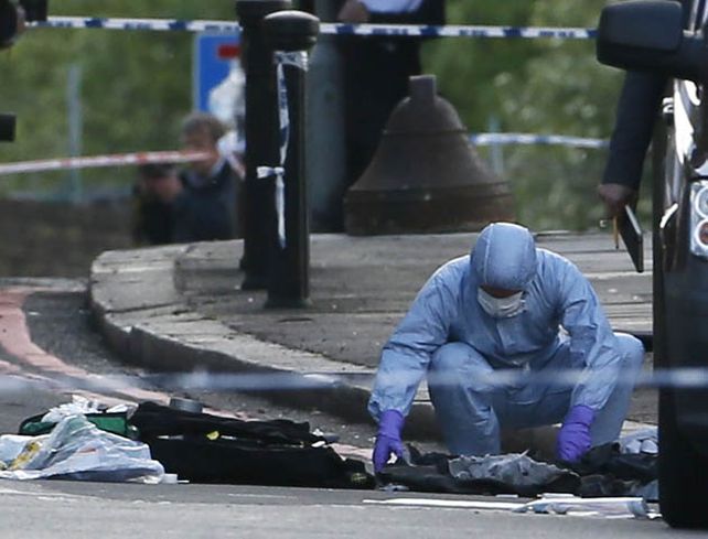 Un policia forense analiza el cuerpo del soldado decapitado. (Foto: AP)