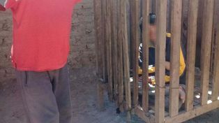 Mantienen enjaulado hace 8 años a un niño con problemas neurológicos en Salta