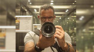Emiliano García es fotógrafo y desde hace dos años vive en Paraná. Comenzó contando historias callejeras mediante un click y ahora promueve cadenas de favores
