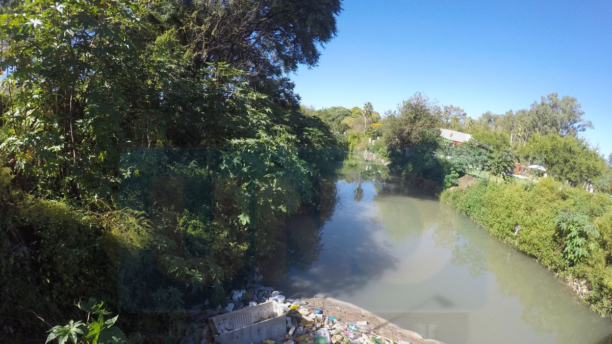 El puente de la calle Raúl Solanas continúa clausurado y abandonado