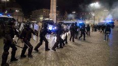 ROMA. La policía italiana reprime una manifestación contra las nuevas restricciones. ROMA. La policía italiana reprime una manifestación contra las nuevas restricciones.