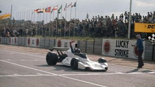 Brazo en alto. El Brabham BT44 llega a la meta y Lole Reutemann celebra. De la tristeza del 17 de Octubre al primer triunfo en Kyalami en la Fórmula 1.