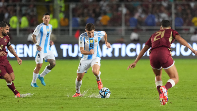 Julián Álvarez encara en una cancha donde fue muy difícil jugar por abajo. La selección argentina se trajo un punto de su visita a Venezuela.