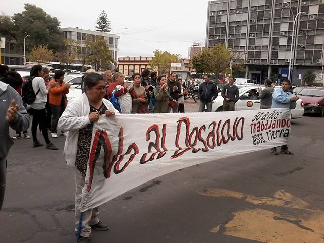 La familia y vecinos protestaron este miércoles al mediodía frente a Tribunales y la Casa de Gobierno (Foto: APF Digital)