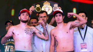 El mexicano Sergio Ríos y el argentino Mirco Cuello, durante el pesaje previo a la pelea.&nbsp;