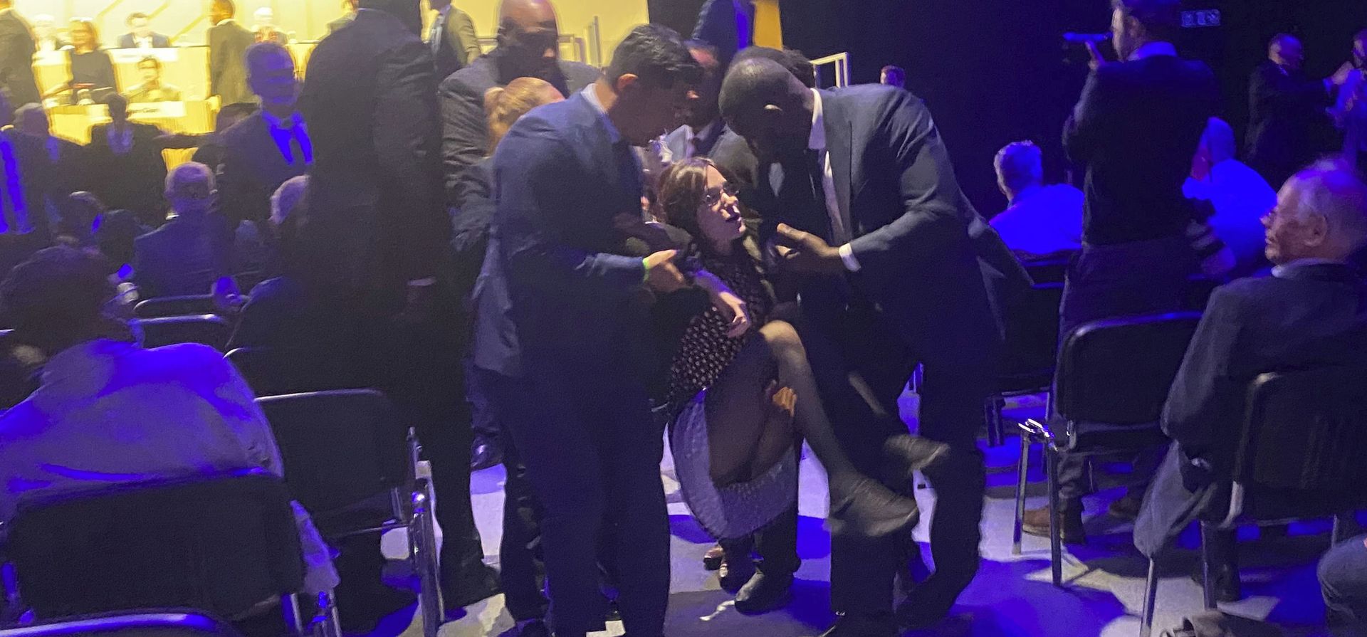 Expulsan del centro Excel de Londres a manifestantes que trataron de invadir el escenario durante la reunión anual de accionistas de la petrolera Shell, Londres, martes 23 de mayo de 2023. (Rebecca Speare-Cole/PA via AP) Expulsan del centro Excel de Londres a manifestantes que trataron de invadir el escenario durante la reunión anual de accionistas de la petrolera Shell, Londres, martes 23 de mayo de 2023. (Rebecca Speare-Cole/PA via AP)