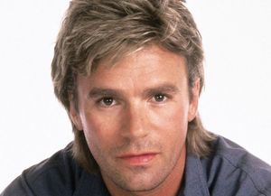 El protagonista de MacGyver, irreconocible