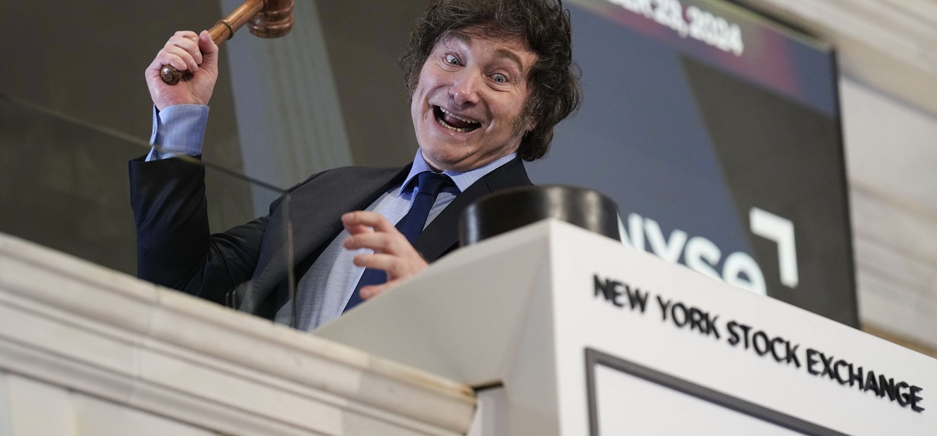 El presidente de Argentina, Javier Milei, posa para fotografías después de tocar la campana de apertura en la Bolsa de Valores de Nueva York, en Nueva York, el lunes 23 de septiembre de 2024. (Foto AP/Seth Wenig)