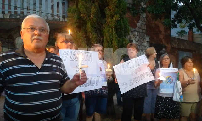 Fomento 9 de Julio: Un centenar de vecinos marchó con velas para pedir seguridad