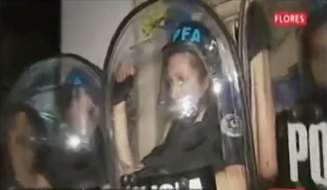 Las imágenes de TV mostraron como se le caían las lágrimas a la mujer policía. (Foto: captura de TV)