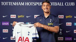 Alejo Véliz con la nueva camiseta que usará esta temporada.