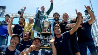 El joven Otto Fritzler celebra con su equipo la conquista de la Copa de Plata tras haber salido segundo en San Juan.