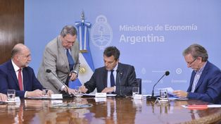 Massa rubricó la nueva edición del programa junto al gobernador Perotti y el secretario de Agricultura, Bahillo.