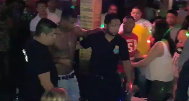 Escándalo. El defensor ecuatoriano tuvo que salir a pedir disculpas tras el episodio.
