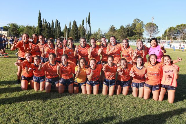 Las chicas de los dos seleccionados tucumanos festejan juntas los títulos en Paraná.