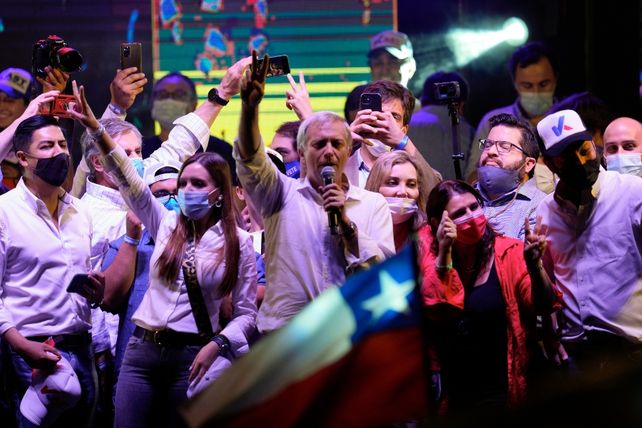 Chile opta por Boric o Kast en un balotaje inédito en su era democrática