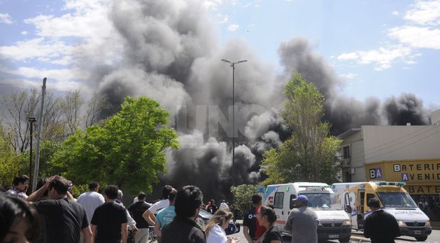Tres horas de tensión por un gran incendio en barrio Fomento 9 de Julio