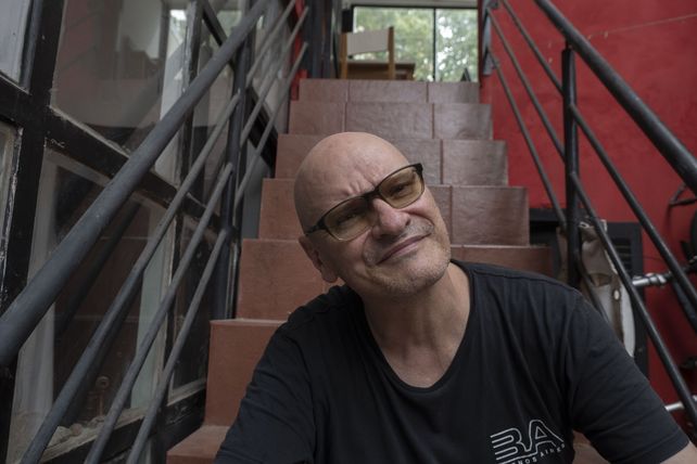 Carlos Belloso, un actor polifacético que resiste a la voracidad del poder capitalista con humor, ironía e ingenio.