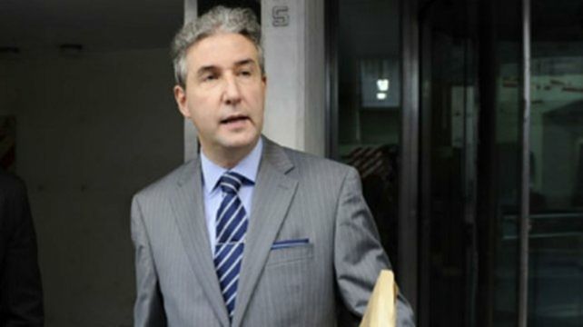 defensor. Carlos Edwards representa a Monchi Cantero entre otros.