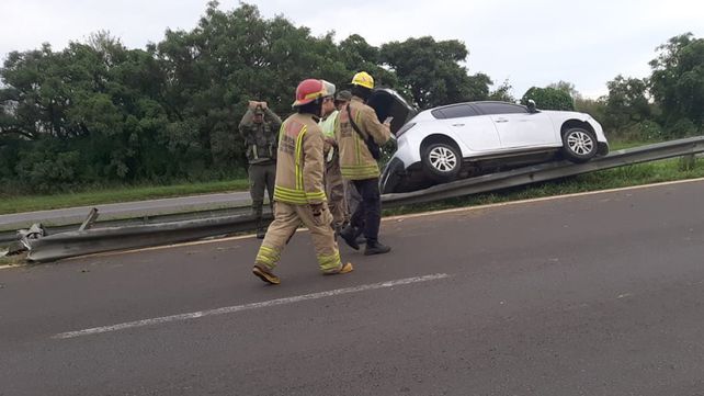 Este domingo el conductor de un automóvil Peugeot 208 perdió el control del rodado