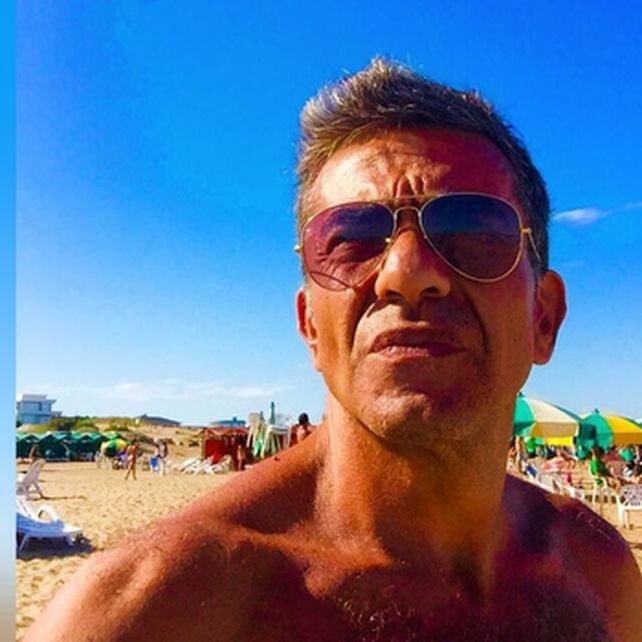 playa. Ferrari disfrutando de un día de sol. Tiene 50 años y dos hijos.