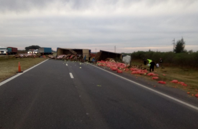 Vuelco en autopista Santa Fe - Rosario altura Maciel con desvío por ruta nacional 11