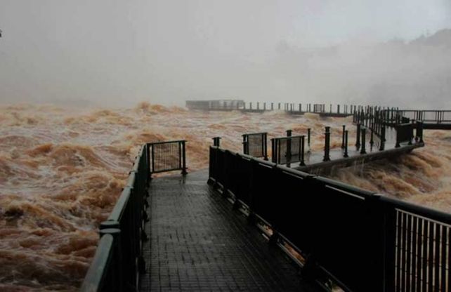 Impresionantes imágenes de las cataratas del Iguazú por la crecida del río