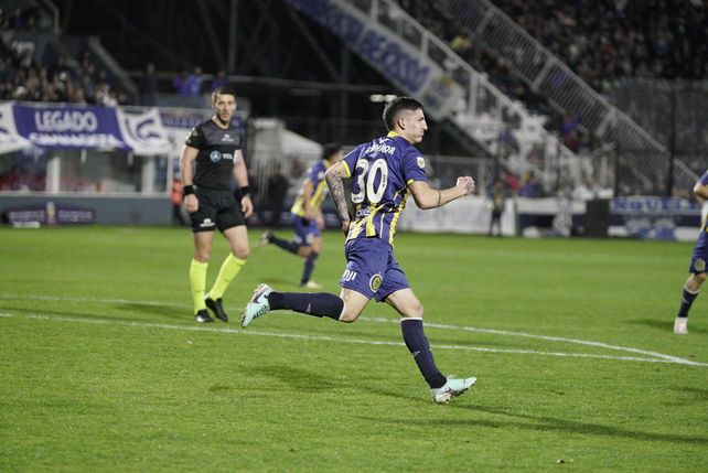 El juvenil goleador festeja el tanto del triunfo justo en el día de su vuelta tras superar una cirugía.
