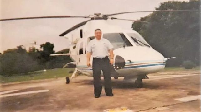 Juan Carlos Zarza delante del Sikorsky S 76-B que usó para evacuar de la Casa Rosada al expresidente De la Rúa.
