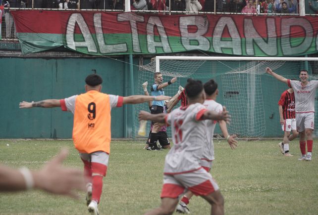 Partidazo.  Coronel Aguirre derrotó a Unión de Álvarez y tras el silbato de Hugo Fleitas, los jugadores del Rojiverde comenzaron los festejos.  