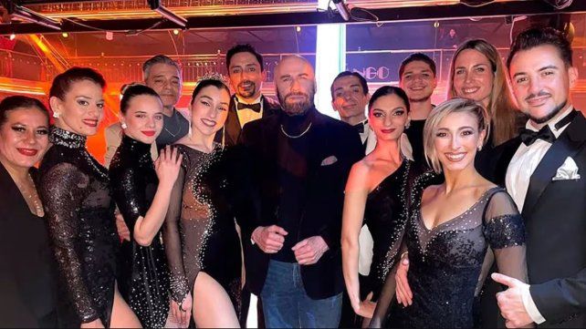 John Travolta visitó una tanguería en Buenos Aires junto a su familia y causó furor entre sus seguidores. Antes pasó por la Patagonia y visitó Bariloche