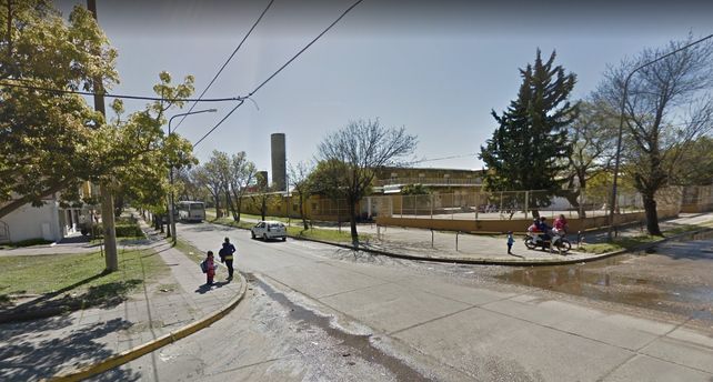El barrio Paraná V no descansa: Anoche arrojaron dos molotov a la escuela Héroes de Malvinas