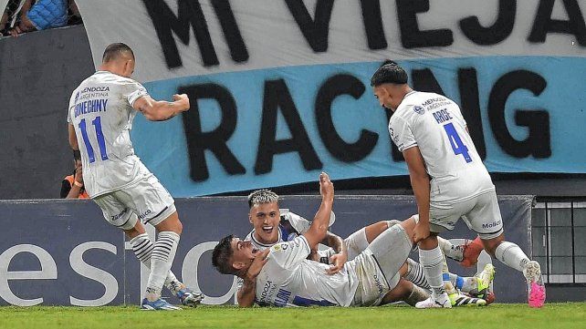 Badaloni festeja con sus compañeros uno de los goles de Godoy Cruz.