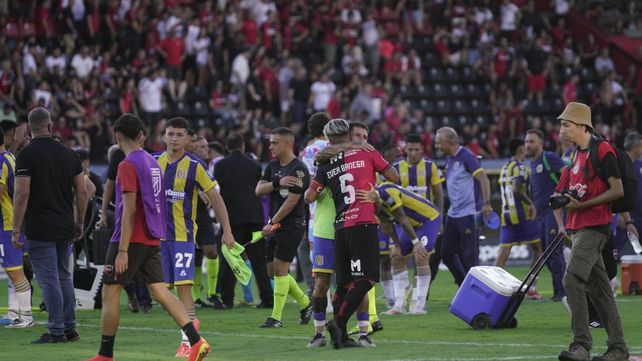 Ever Banega y los saludos finales . El 5 leproso fue el mejor de Newells y hasta hizo un golazo.
