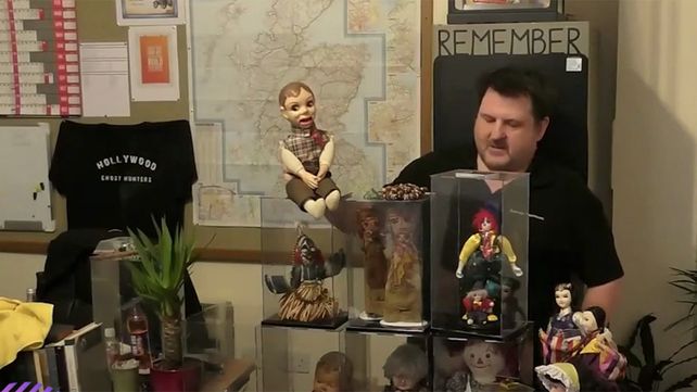 Compró un antiguo muñeco de ventrílocuo y asegura que está embrujado