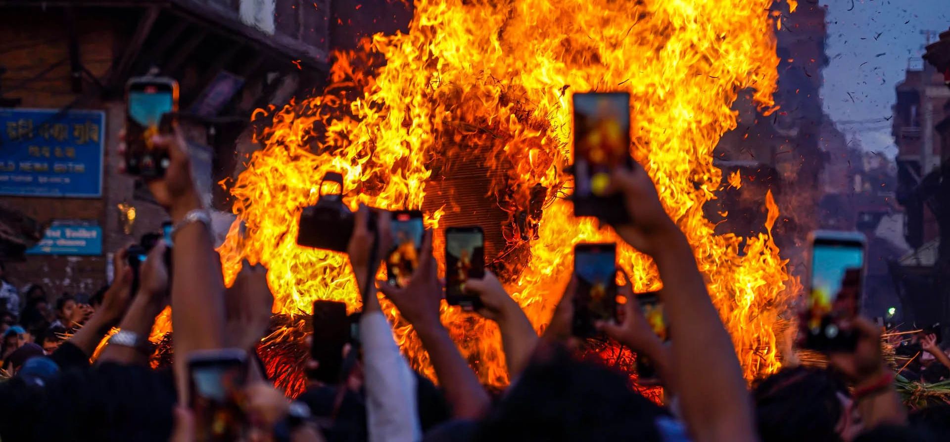 La comunidad newar quema una efigie del demonio Ghanta Karna el día del festival Gathemanga, Bhaktapur, Nepal. Fotografía: Ambir Tolang/NurPhoto/Shutterstock La comunidad newar quema una efigie del demonio Ghanta Karna el día del festival Gathemanga, Bhaktapur, Nepal. Fotografía: Ambir Tolang/NurPhoto/Shutterstock